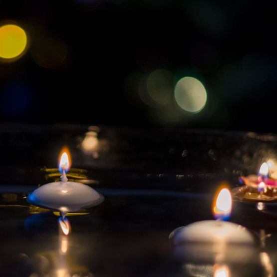 velas decorativas en agua